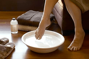 Baño de pies contra hongos en las uñas.