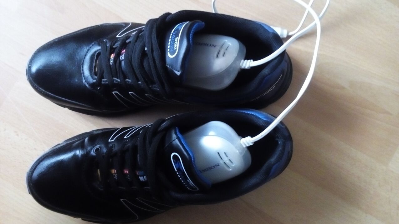Dispositivo para desinfectar zapatos contra infestaciones de hongos.