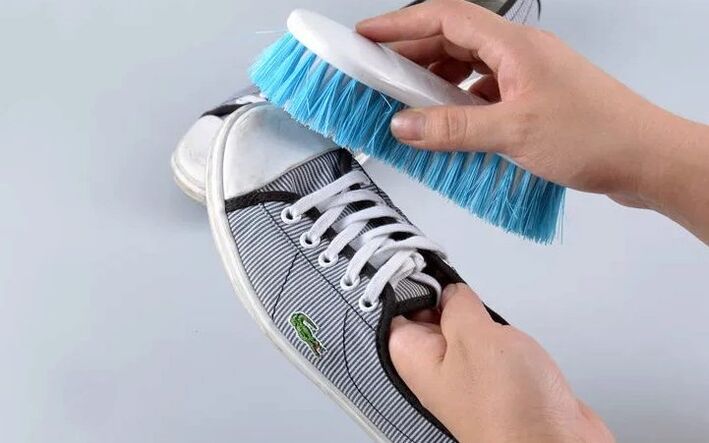 Zapatos limpios contra hongos en las uñas.